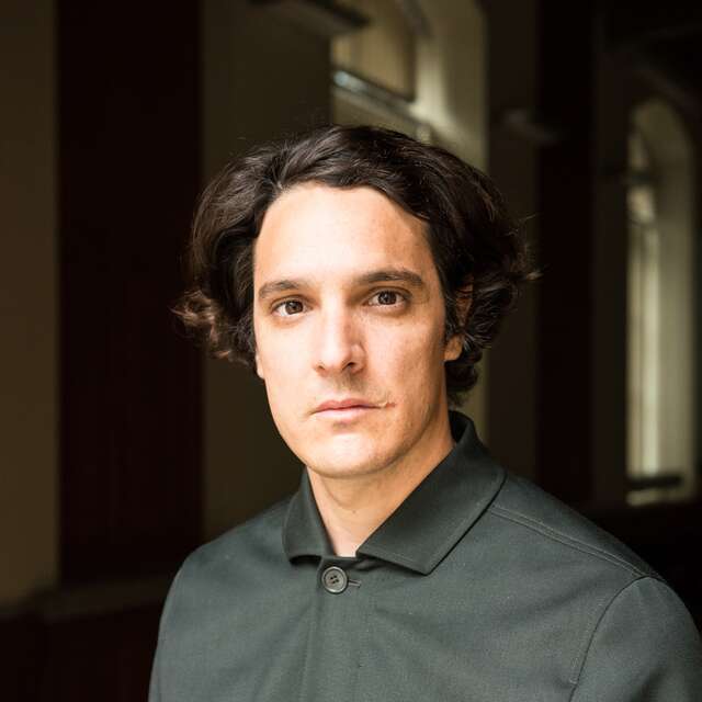 alfredo-thiermann_foto-claudia-herzog_hf_web-640x640-crop-46-9-42-7-q60